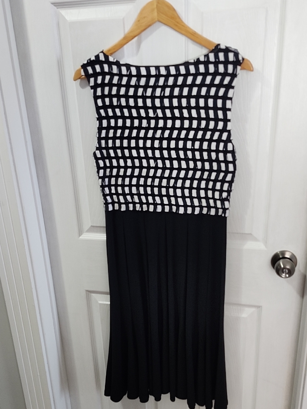 Joseph Ribkoff Black & White Sz 10 Sleeveless V-Neck Dress Fit&flare Flattering - Picture 6 of 7